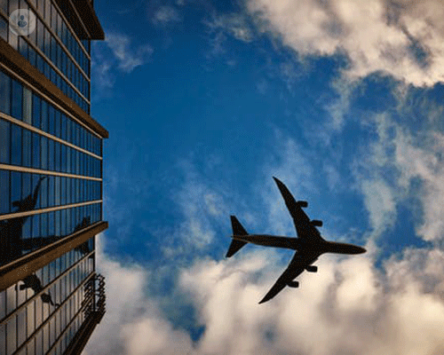 lunghi-viaggi-aerei-i-consigli-per-evitare-problemi-di-salute-in-volo immagine dell'articolo