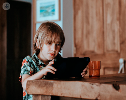 covid-19-bambini-e-tecnologia-attenzione-alla-loro-vista immagine dell'articolo