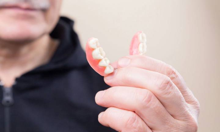protesi-dentali-rimovibili-cosa-sono-fatte-come-vengono-adattate-dopo-inserimento immagine dell'articolo