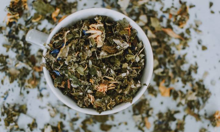 te-alle-foglie-di-coca-quando-un-innocua-bevanda-puo-comprometterti-legalmente immagine dell'articolo