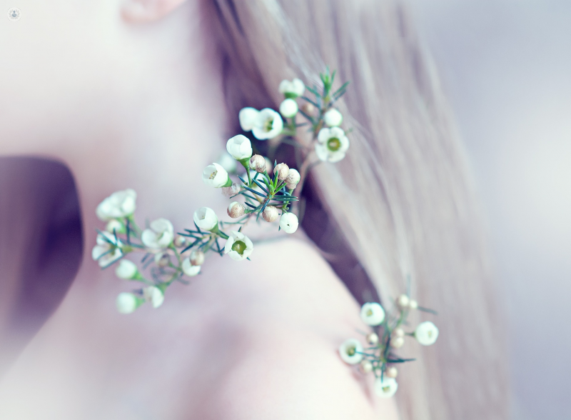 donna di profilo con un fiore sul collo