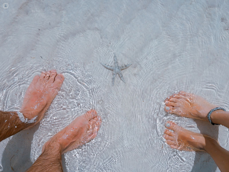 piedi di una coppia in acqua