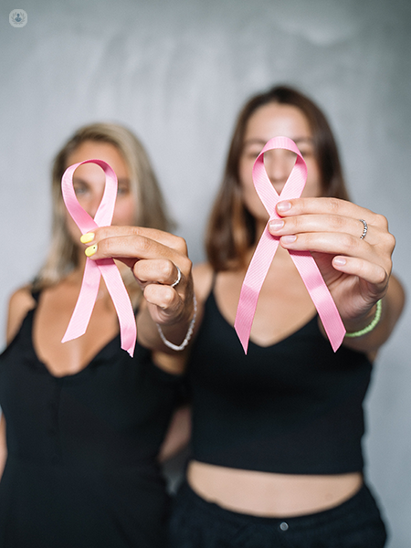 ragazze con fiocco rosa di prevenzione per il tumore al seno