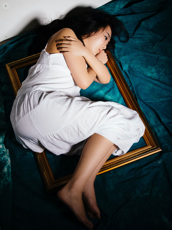 ragazza in fase di isolamento sociale