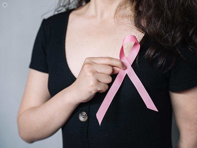 ragazza con nastro rosa per la lotta contro il tumore al seno