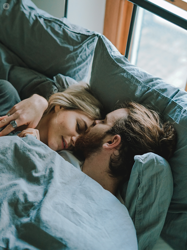 coppia a letto che si abbraccia