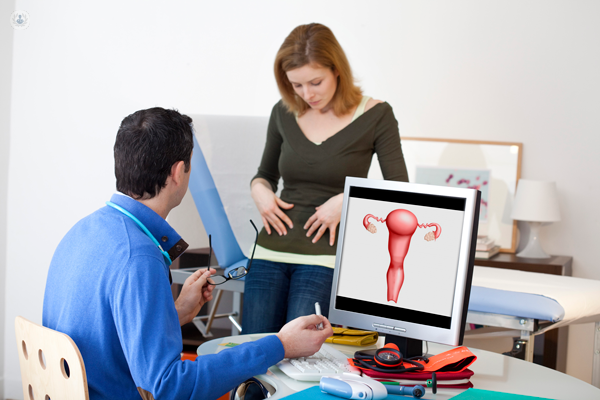 donna dal ginecologo con al computer un'immagine dell'utero