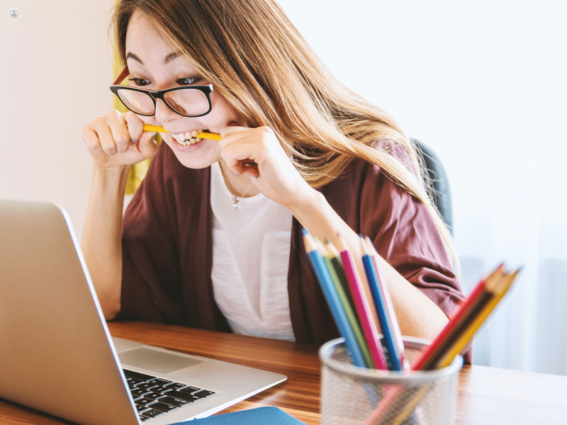 ragazza che digrigna i denti mentre lavora