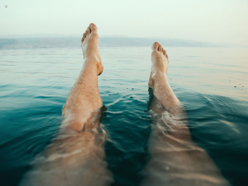 gambe gonfie in acqua del mare
