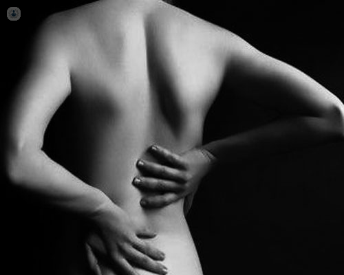 persona con dolore alla schiena