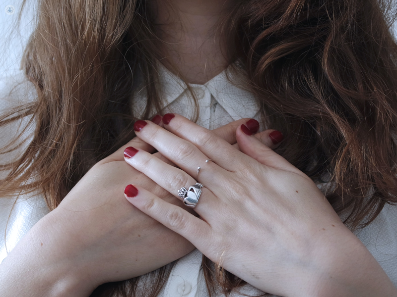 ragazza con le mani al petto per palpitazioni