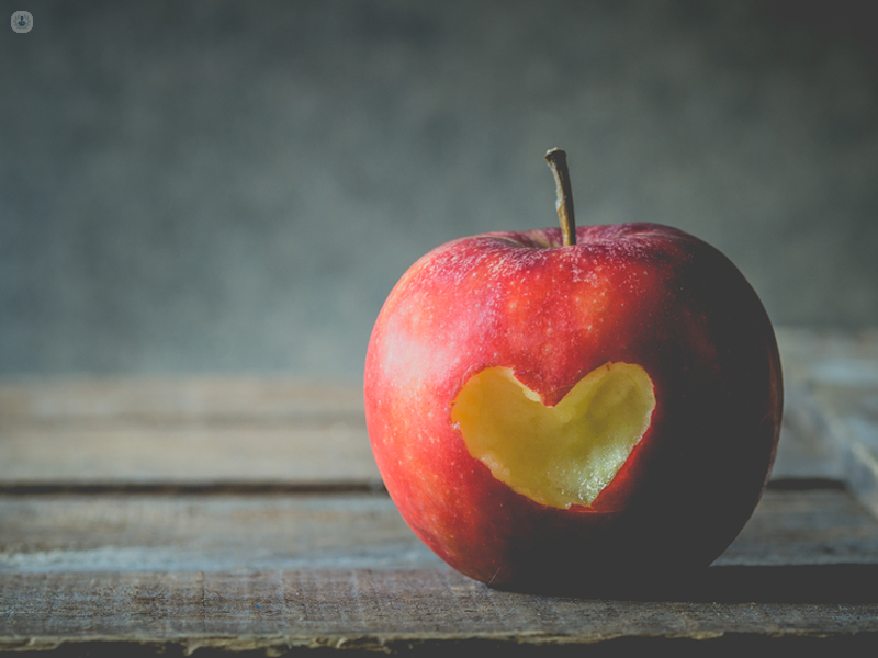 mela intagliata a forma di cuore