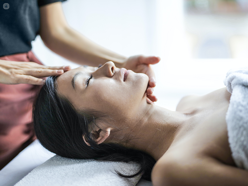 donna che riceve un massaggio alla testa