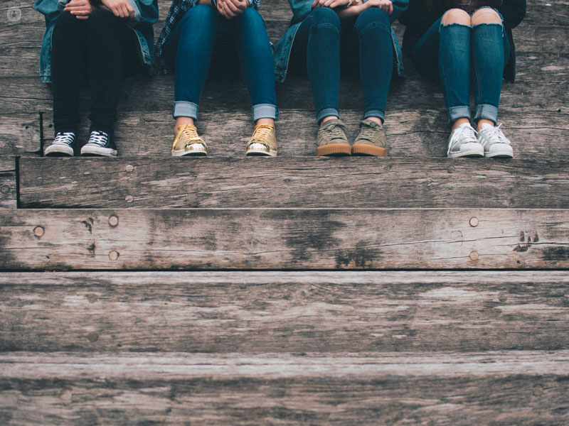 gambe di adolescenti seduti su degli scaloni