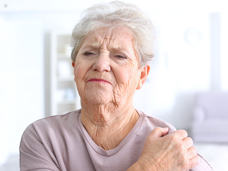 donna anziana con dolore alla spalla 