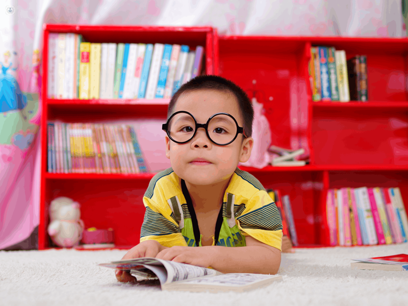 bambino con occhiali da vista a scuola