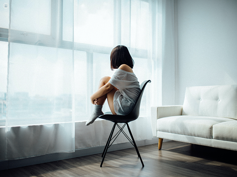 ragazza seduta su una sedia