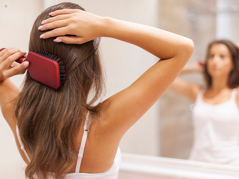 ragazza che si spazzola i capelli