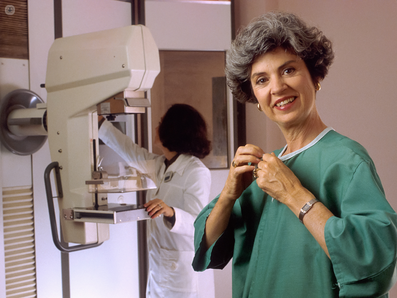 medico paziente e mammografo