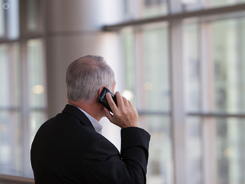 signore anziano che parla al telefono