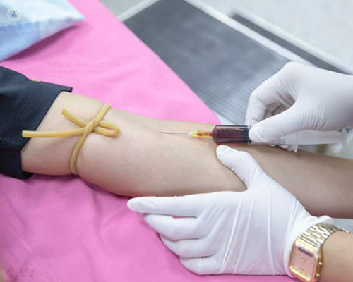 estrazione del sangue in una provetta