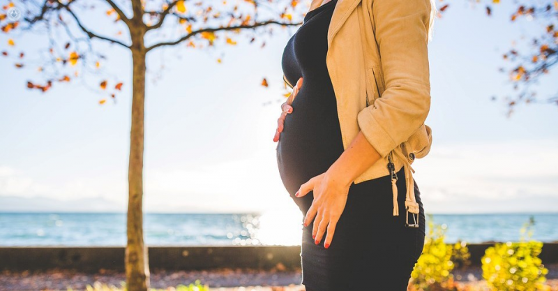 donna in stato interessante a passeggio