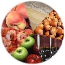 immagine di frutta fresca, frutti secchi, vino, gamberetti