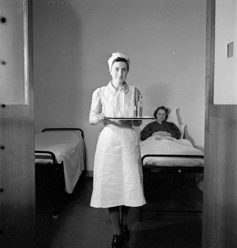 paziente steso nel lettino in day surgery con infermiera