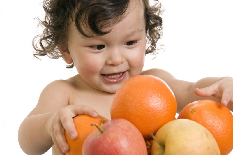 bimbo con frutta