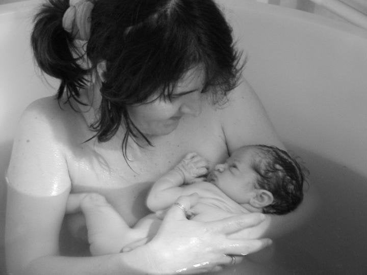 mamma con il suo bebé in una vasca da bagno
