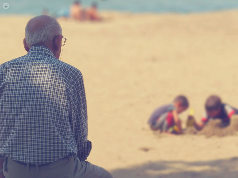 nonno in spiaggia con i nipoti