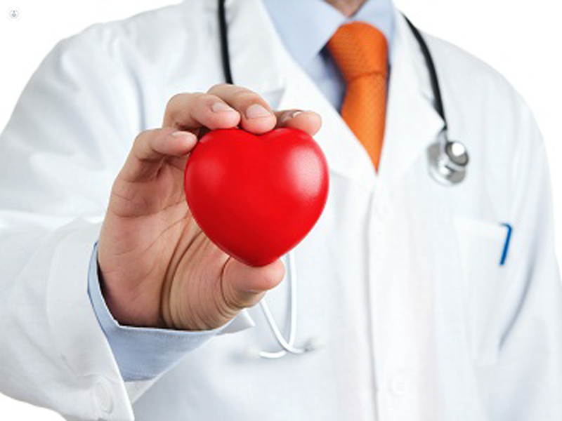 dottore con in mano un modellino a forma di cuore