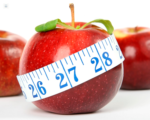 mela e un metro che misura la circonferenza