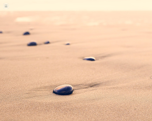 pietre sulla sabbia per meditazione