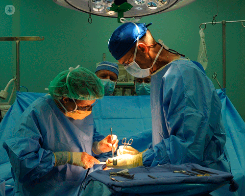 due chirurghi in sala operatoria operando