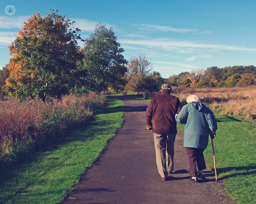 una coppia di anziani che passeggiano