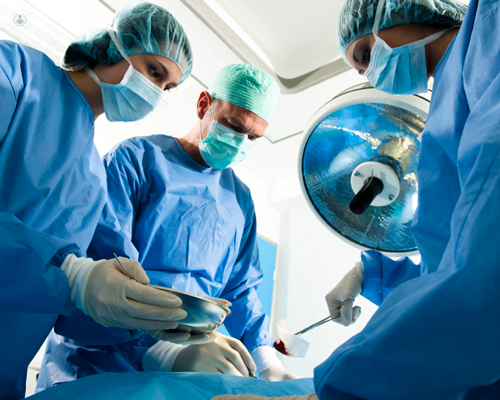 sala operatoria con chirurghi