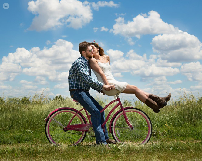 coppia in bicicletta che si danno un bacio