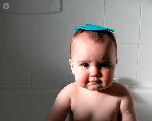 bambino neonato nella vasca da bagno