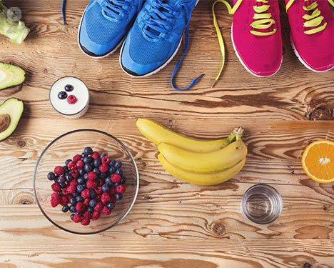 stile di vita sano: frutta e scarpe da ginnastica