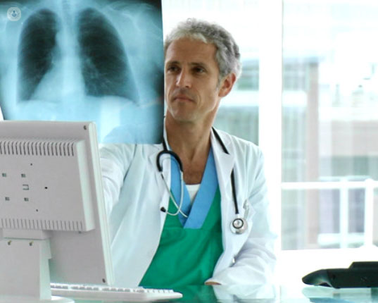 dottore che controlla un'ecografia dei polmoni