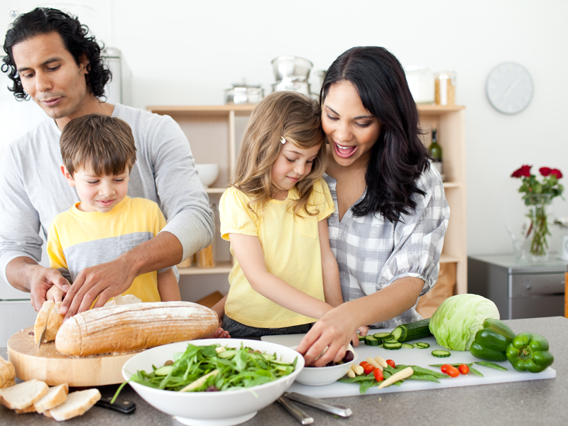 famiglia in cucina e dieta sana