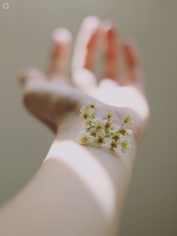 braccio di una donna con un fiore