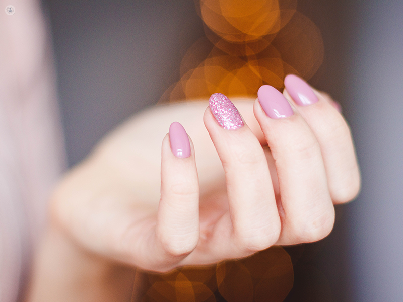 unghie con smalto rosa