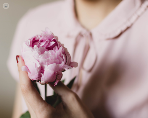 ragazza che sostiene un fiore