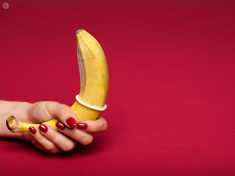 mano di una ragazza che afferra una banana