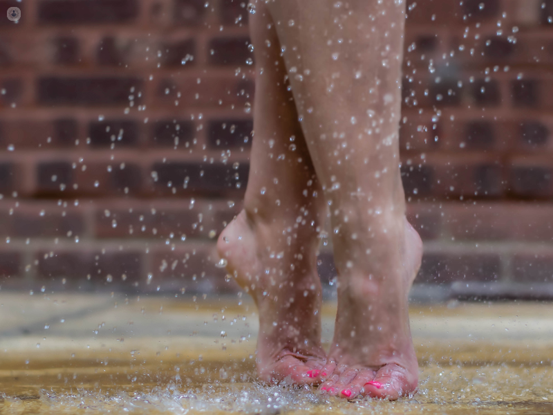 piedi di una ballerina sotto acqua