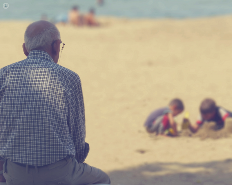 anziano in spiaggia
