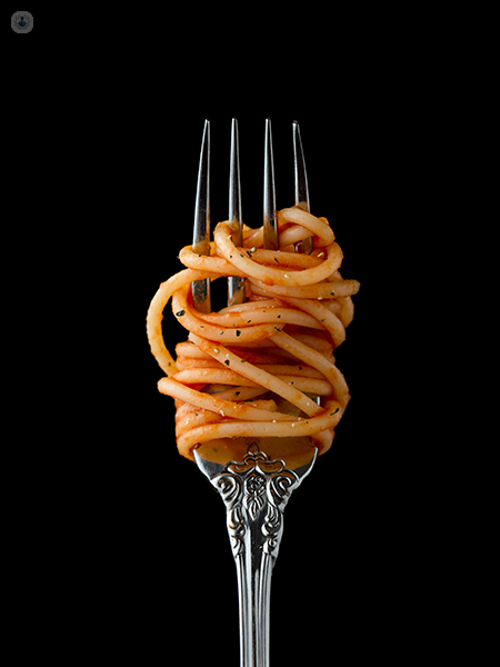 forchetta con degli spaghetti arrotolati