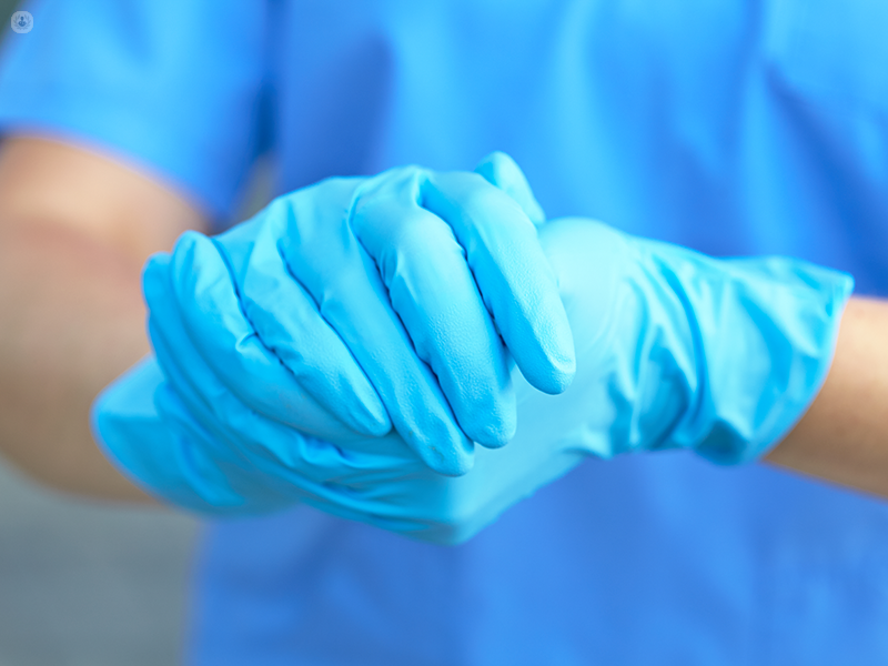 mani di un chirurgo con i guanti per la sala operatoria